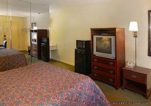 Econo Lodge North Charlottesville Room photo